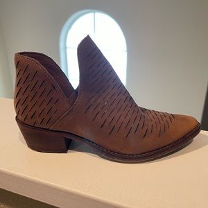 STEVE MADDEN AROWE WESTERN BOOTIE